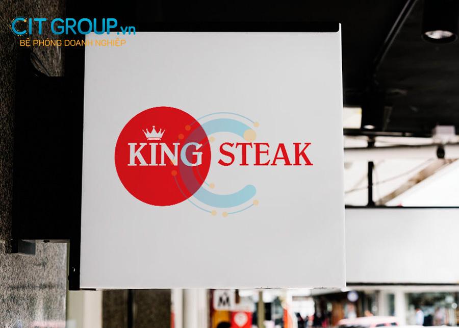 logo king steak trên bảng hiệu