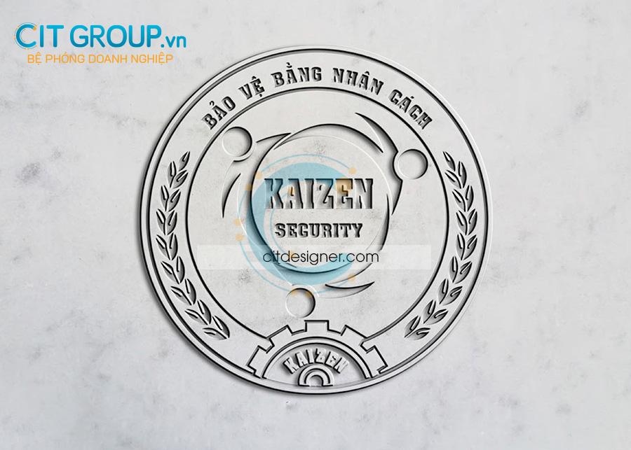 Logo công ty bảo vệ Kaizen thể hiện trên tường