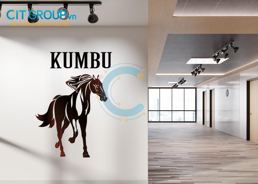 Mẫu logo Công ty Kumbu thiết kế trên tường