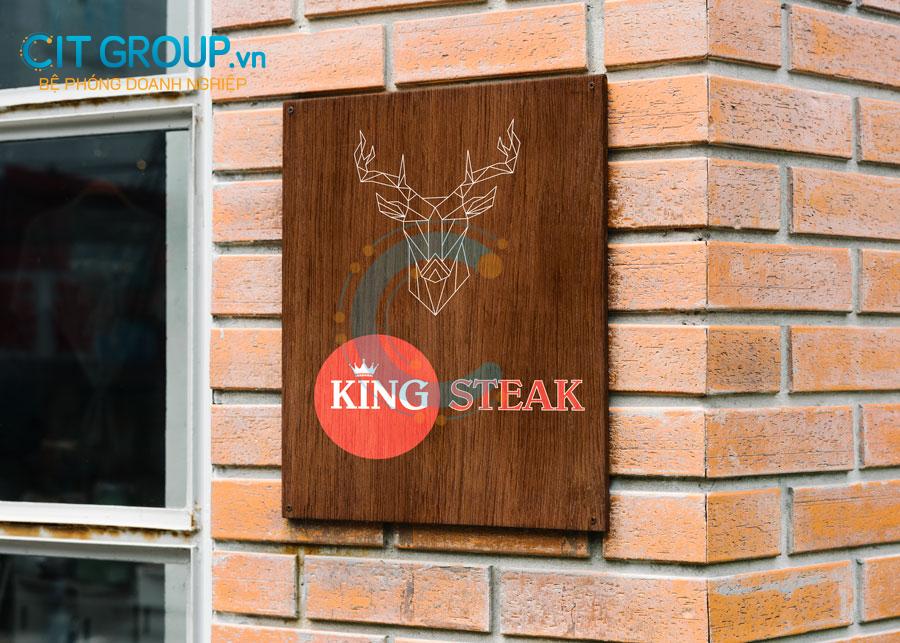 logo king steak trên bảng gỗ